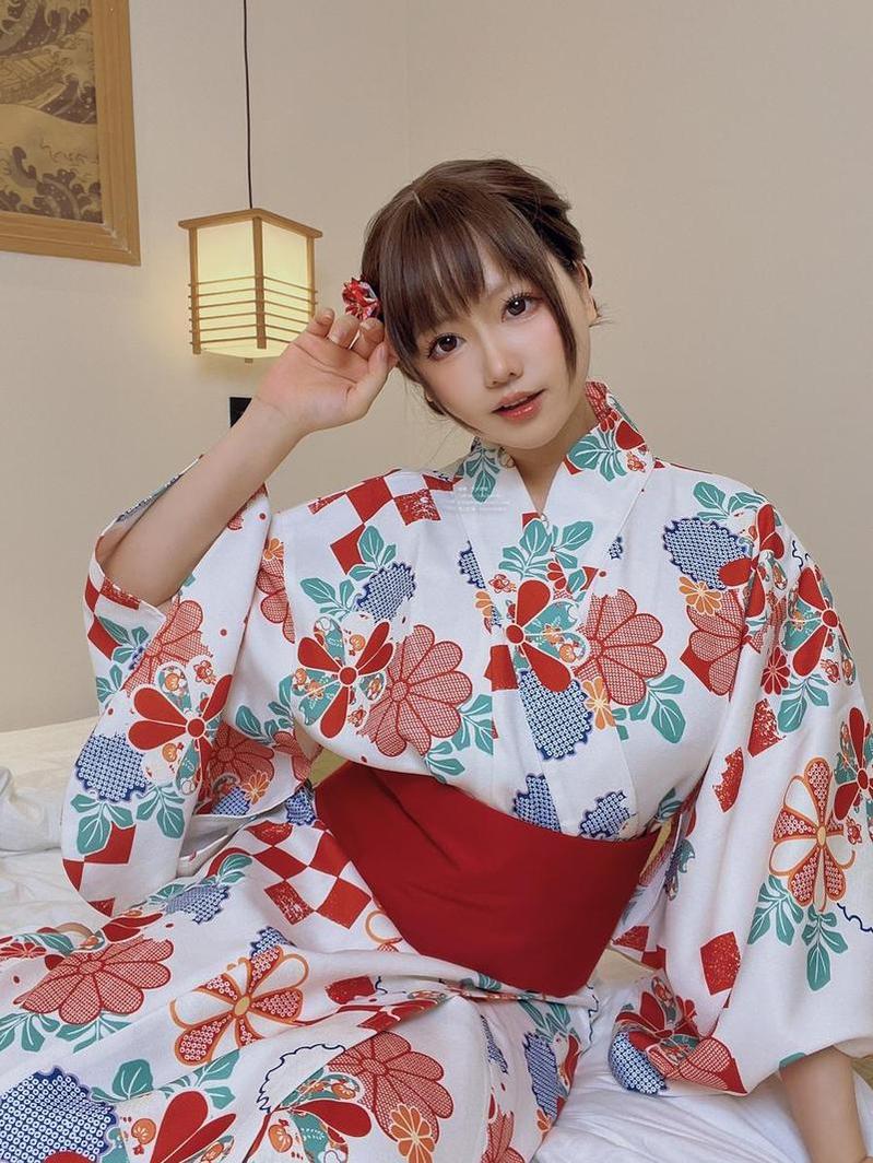 nyako喵子酒红色睡袍合集精选
