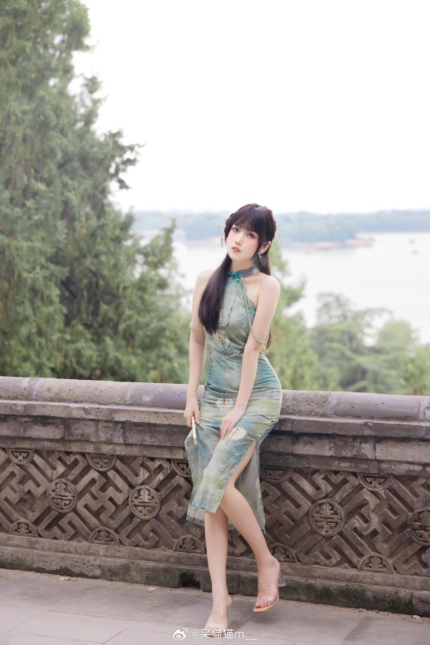 不呆猫白毛双马尾的cosplay套，每一张照片都带给你惊喜与乐趣。