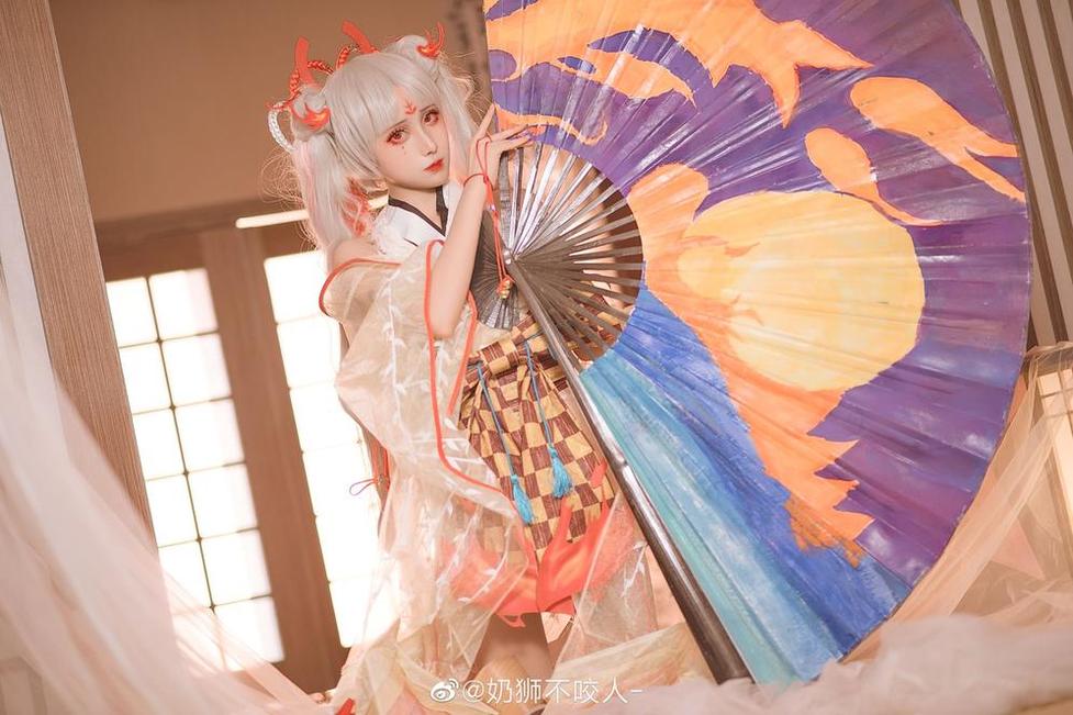 奶狮不咬人精灵照片：美丽景色之中的可爱小伙伴