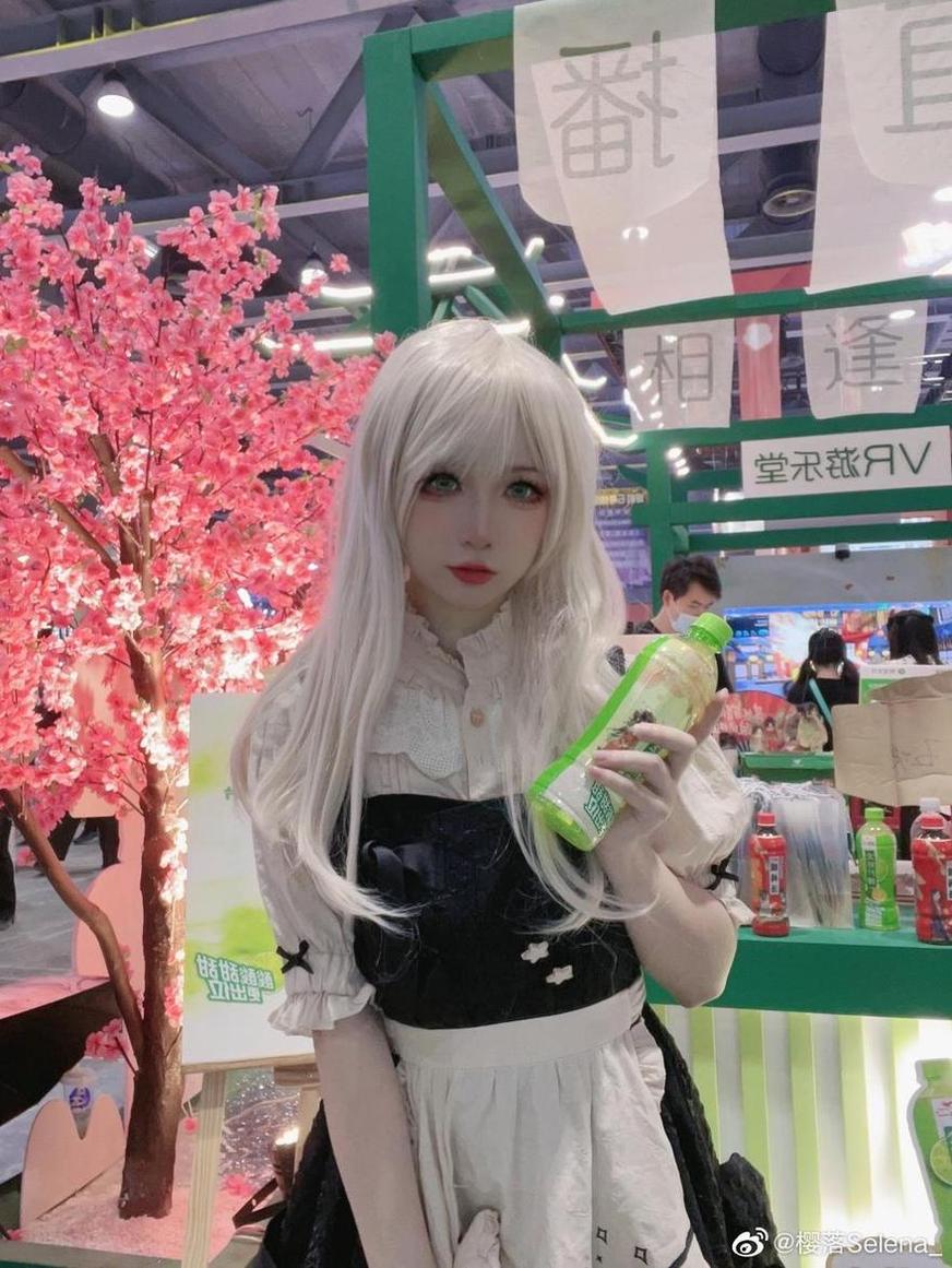 高清照片展现最美的樱落酱圣路易斯礼服。