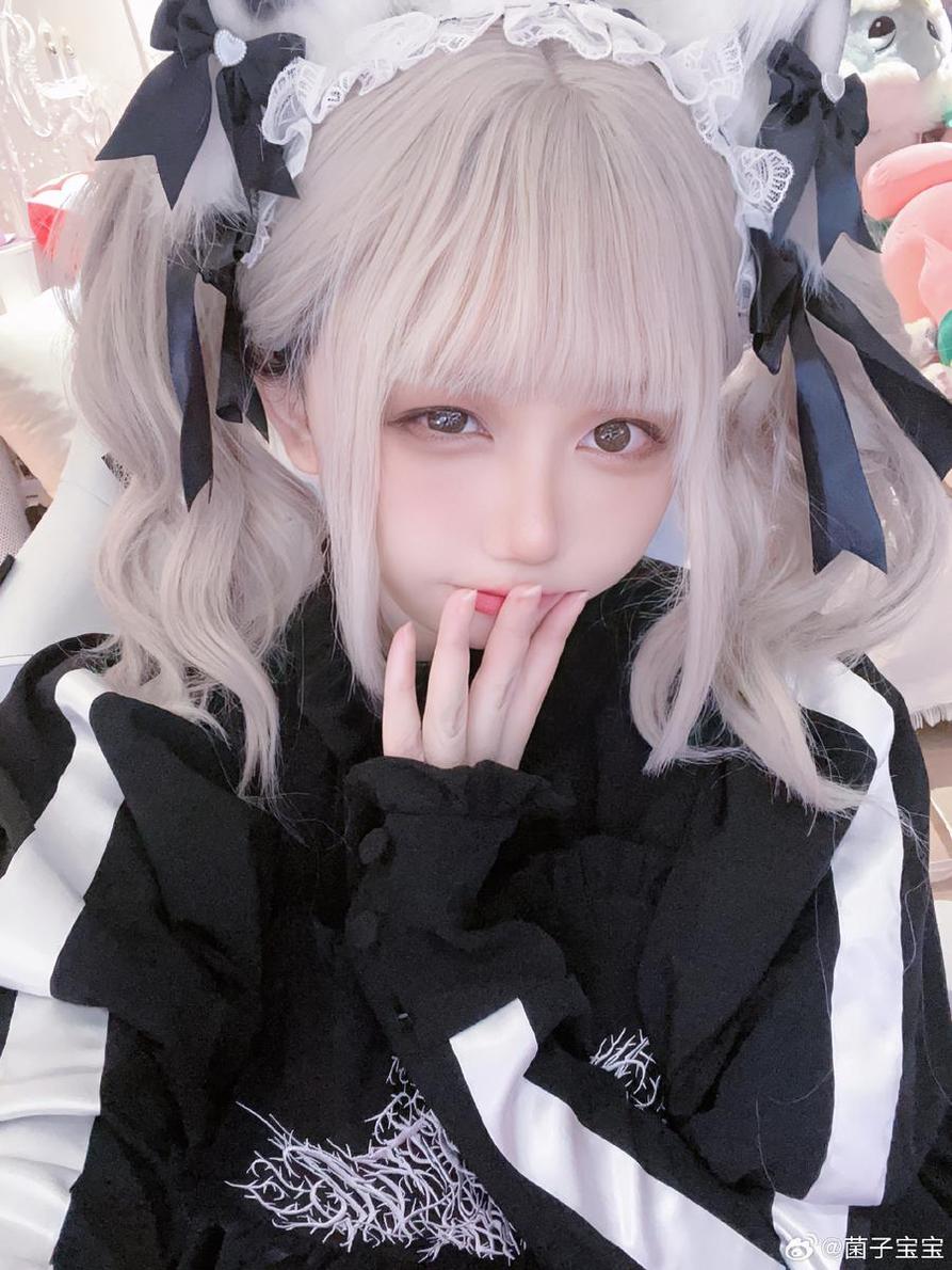 浅野菌子石锤穿上完美的cosplay装扮，展现出了最棒的作品。