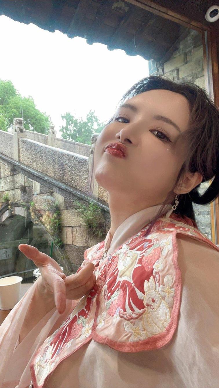 前所未见！女皇秋和柯基抹创意图包让你大饱眼福