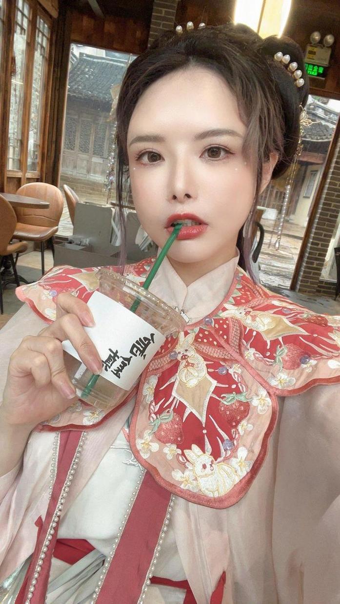 分享秋和柯基图集免费，一组美图原图赏析